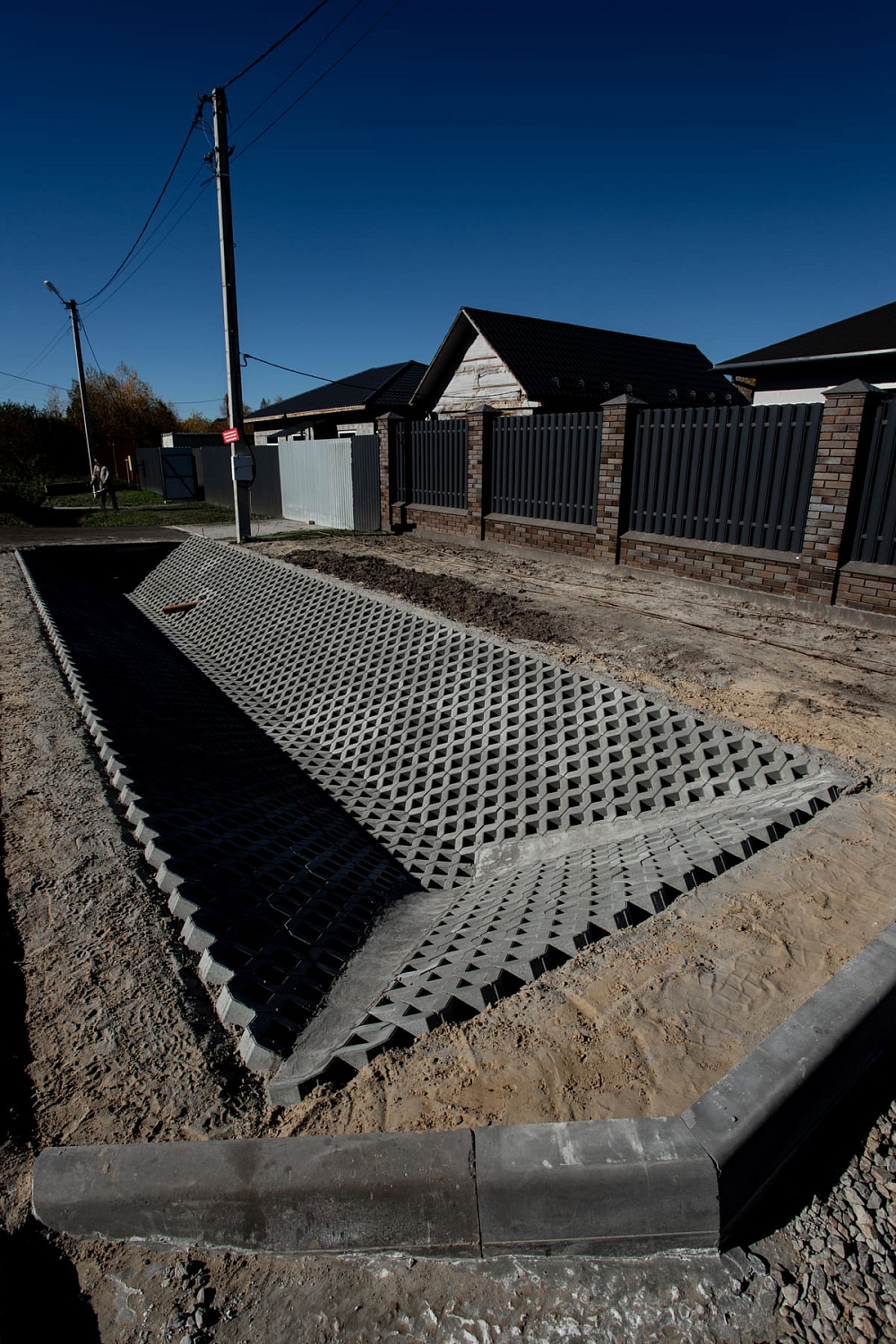 Благоустройство дома: плитка в цвете Антрацит и шаговые дорожки