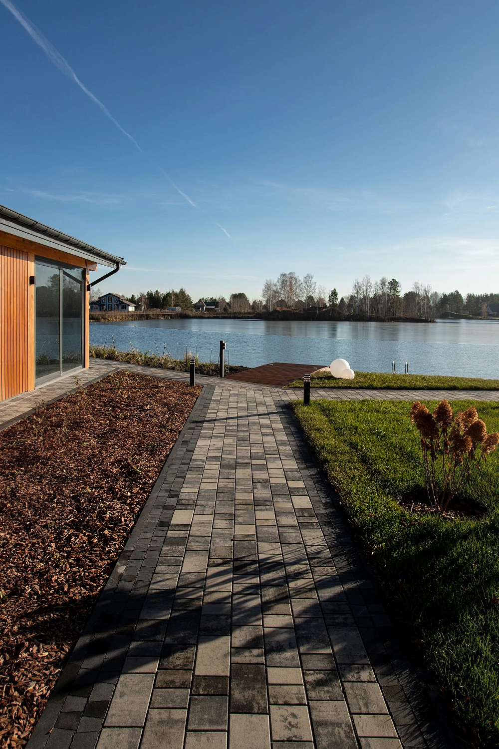 Укладка тротуарной плиты на участке с озером